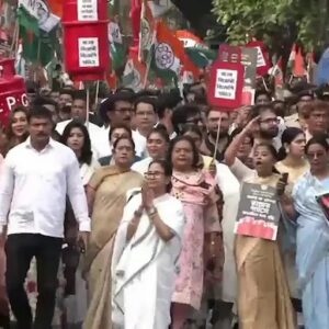 “তৃণমূলের মতো দল ভারতে নেই!” গ্যাস সঙ্কটের প্রতিবাদে রাজপথে নেমে মোদী সরকারকে হুঁশিয়ারি মুখ্যমন্ত্রীর