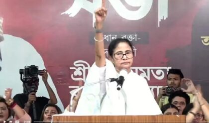 “ভোটের আগে ঘাড় ধাক্কা দিয়ে বের করা হলো!” নন্দিনী চক্রবর্তীকে সরানোয় ‘অ্যান্টি-বেঙ্গল’ তকমা দিলেন মুখ্যমন্ত্রী