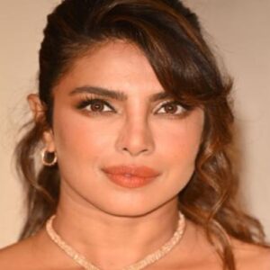 নিরাপত্তার তোয়াক্কা না করেই হুড়োহুড়ি! কাজলকে ঘিরে ধরল উন্মত্ত জনতা, কী ঘটল অভিনেত্রীর সঙ্গে?