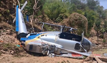 OMG! নিয়ন্ত্রণ হারিয়ে খেতে আছড়ে পড়ল কপ্টার, দেখুন ভয়ানক ভিডিও