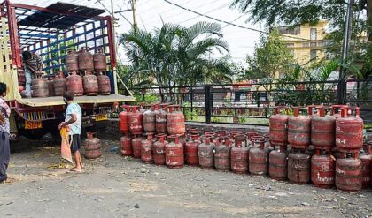 ‘এখনও উদ্বেগজনক!’ রান্নার গ্যাসের সঙ্কট নিয়ে কেন্দ্রের বড় স্বীকারোক্তি, কী জানালেন সুজাতা শর্মা?
