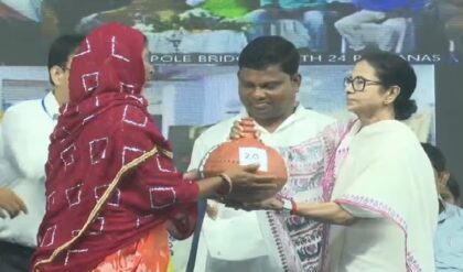 আধার বা স্বাস্থ্য সাথী নেই? চিন্তা নেই! তাও পাবেন লক্ষ্মীর ভাণ্ডার, জানুন মমতার নতুন নিয়ম