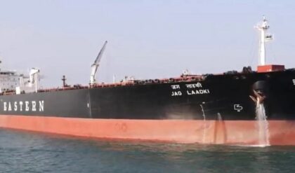 যুদ্ধবিধ্বস্ত মধ্যপ্রাচ্য থেকে এল ত্রাতা! ৮০ হাজার টন অপরিশোধিত তেল নিয়ে গুজরাট বন্দরে ‘জগ লাডকী’