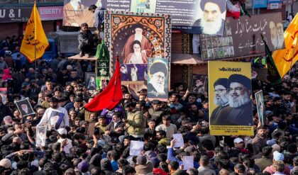 উপত্যকায় প্রতিবাদের আগুন! খামেনেইয়ের মৃত্যুতে উত্তাল কাশ্মীর, পথে নামলেন হাজারো মানুষ