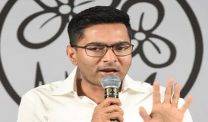 সরাসরি নাম বাদ নয়, এবার ‘বিচারাধীন’ ট্যাগের চাল? কমিশনের নতুন কৌশল নিয়ে তোলপাড় ফেললেন অভিষেক!