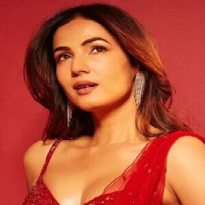 দুবাই বিমানবন্দরে আটকে সোনাল চৌহান! ক্ষেপণাস্ত্রের ধোঁয়ায় ঢাকা আকাশ, প্রাণ বাঁচাতে প্রধানমন্ত্রীর কাছে আর্তনাদ!