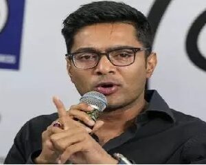 ‘ওরা কাড়ছে, আমরা দিচ্ছি!’ বিরোধীদের তুলোধনা করে যুবকদের হাতে ১৫০০ টাকা দিলেন অভিষেক