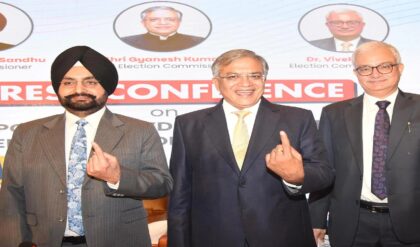 মমতার ধর্নার হুঙ্কার, আর বাংলায় নির্বাচন কমিশনের ‘ফুল বেঞ্চ’! ২০২৬ ভোটের দামামা কি তবে বাজল?