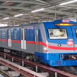 দোলযাত্রায় কলকাতায় মেট্রো বিভ্রাট? একলাফে ২৭২ থেকে কমে ৬০, মাথায় হাত যাত্রীদের!