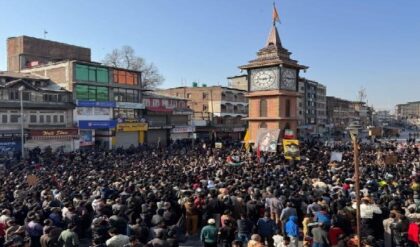 খামেনেইর প্রয়াণে স্তব্ধ শ্রীনগর! রাজপথে হাজার হাজার মানুষের শোকমিছিল, কী বললেন ওমর?
