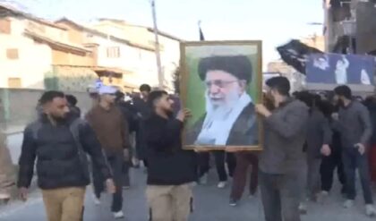 খামেনেইর মৃত্যুতে রণক্ষেত্র শ্রীনগর! রাজপথে হাজার হাজার মানুষের মিছিলে উত্তাল কাশ্মীর