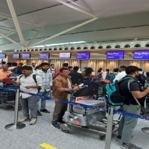 খামেনেই হত্যার বদলা! ইজরায়েলে ইরানি ক্ষেপণাস্ত্রের বৃষ্টি, বন্ধ দুবাই বিমানবন্দর, খালি বুর্জ খলিফা