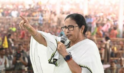 মমতার হুঙ্কার: “মা-মাটি-মানুষের লড়াই থামবে না!” ধর্মতলার ধরনা মঞ্চে কেন ফিরল আন্দোলনের ইতিহাস?