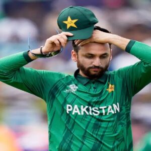 জিতেও বিদায়! সাংবাদিক সম্মেলনে মেজাজ হারালেন পাক অধিনায়ক, ধেয়ে এল ‘ডামি’ কটাক্ষ