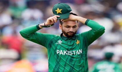 জিতেও বিদায়! সাংবাদিক সম্মেলনে মেজাজ হারালেন পাক অধিনায়ক, ধেয়ে এল ‘ডামি’ কটাক্ষ