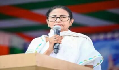 ভোটার তালিকা থেকে নাম কাটাই কি তুরুপের তাস? মেট্রো চ্যানেলে ধরনায় বসে বিস্ফোরক মুখ্যমন্ত্রী!