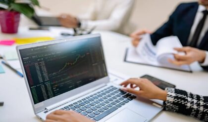 শেয়ার বাজারে ধস নামলেই এই সম্পদগুলোর দর বাড়ে আকাশছোঁয়া! মন্দার বাজারে লগ্নিকারীদের ‘লাইফ জ্যাকেট’ কী?