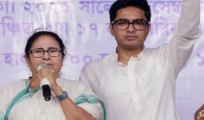 “ভোট চুরির মহড়া চলছে!” ভোটার তালিকা থেকে নাম বাদ দেওয়া নিয়ে ধরনা মঞ্চে গর্জে উঠলেন অভিষেক বন্দ্যোপাধ্যায়