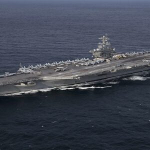 সমুদ্রের বুকে আগুনের গোলা! মার্কিন রণতরী ‘আব্রাহাম লিঙ্কন’ ধ্বংসের দাবি ইরানের, কাঁপছে হোয়াইট হাউস!