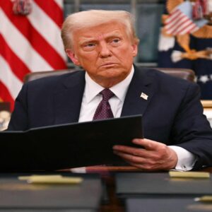 ট্রাম্পের নিশানায় ‘লাল দুর্গ’! কিউবা নিয়ে আমেরিকার বড় পরিকল্পনা কি যুদ্ধের ইঙ্গিত? বিশ্ব রাজনীতিতে তোলপাড়