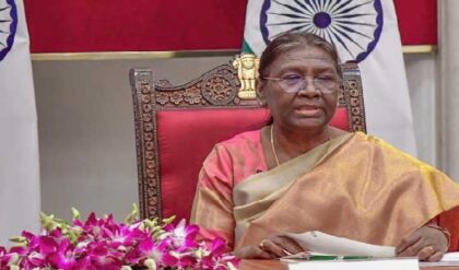 “মমতাদি কি আমার ওপর রাগ করেছেন?” শিলিগুড়িতে রাষ্ট্রপতির উষ্মার পর নজিরবিহীন পদক্ষেপ শাহের মন্ত্রকের!