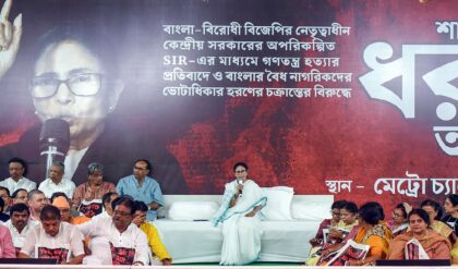 গ্যাস নেই, রান্নাও নেই! কালো শাড়ি পরে হাতা-খুন্তি নিয়ে রাজপথে মহিলারা, অভিনব প্রতিবাদ তৃণমূলের