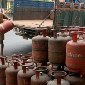 মধ্যবিত্তের মাথায় আকাশ ভেঙে পড়ল! যুদ্ধ শুরু হতেই একলাফে বাড়ল রান্নার গ্যাসের দাম, আজ থেকে কত খরচ?