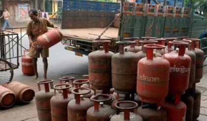 মধ্যবিত্তের মাথায় আকাশ ভেঙে পড়ল! যুদ্ধ শুরু হতেই একলাফে বাড়ল রান্নার গ্যাসের দাম, আজ থেকে কত খরচ?