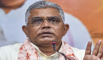 ভবানীপুরে উধাও ৪৮ হাজার ভোটার! মমতাকে বিঁধে দিলীপের সেই চেনা ‘বেঁকা হাসি’