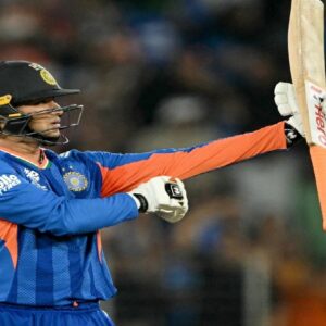 ‘তৃপ্তিদায়ক রাত!’ খাদের কিনারা থেকে দেশকে জেতালেন অভিষেক, জয়ের পর কাকে উৎসর্গ করলেন এই ট্রফি?