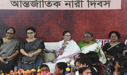 মমতা বন্দ্যোপাধ্যায়ের ধরনা মঞ্চে ঢুকে লিফলেট বিলি! মুখ্যমন্ত্রীর অভিযোগের পরই ২ জনকে আটক