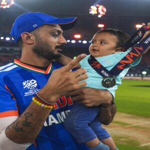 মাঠের মধ্যেই রোম্যান্স আর আবেগের বিস্ফোরণ! ট্রফি হাতে কার সাথে সেলিব্রেশনে মাতলেন বিশ্বচ্যাম্পিয়নরা?