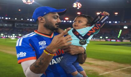 মাঠের মধ্যেই রোম্যান্স আর আবেগের বিস্ফোরণ! ট্রফি হাতে কার সাথে সেলিব্রেশনে মাতলেন বিশ্বচ্যাম্পিয়নরা?