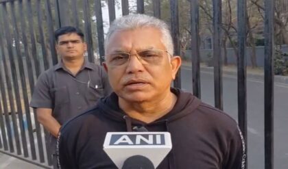 চাণক্য নীতি না রণংদেহী মেজাজ? নির্বাচন কমিশনারের গাড়ি ঘিরে দিলীপ ঘোষের নজিরবিহীন প্রতিবাদ