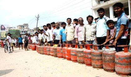 যুদ্ধ চলছে মধ্যপ্রাচ্যে, প্রভাব পড়ছে আপনার হেঁশেলে? রান্নার গ্যাসের আকাল নিয়ে বড় আপডেট!