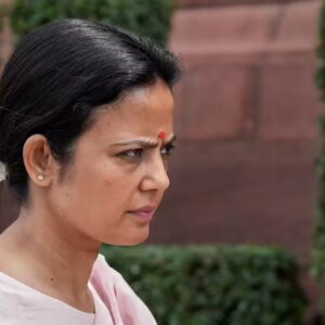 ‘তৃণমূল না করলে আপনি বাঙালিই নন!’ মহুয়ার এক মন্তব্যে অগ্নিগর্ভ রাজ্য রাজনীতি