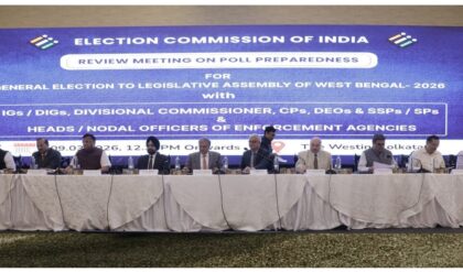 ‘সব জানি, আপনি বসুন!’ ভরা বৈঠকে বিনীত গোয়েলের ওপর চটে লাল মুখ্য নির্বাচন কমিশনার।