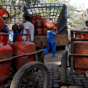 গ্যাস গ্রাহকদের জন্য দুঃসংবাদ? এখন থেকে দুটি রিফিলের মাঝে মানতে হবে এই সময়ের ব্যবধান!