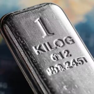 যুদ্ধের বাজারেও বড় পতন! হু হু করে নামছে রুপোর দাম, সোনা কেন এখনও ধরাছোঁয়ার বাইরে?