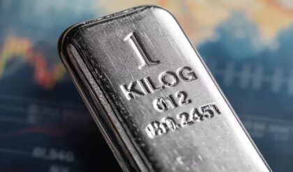 যুদ্ধের বাজারেও বড় পতন! হু হু করে নামছে রুপোর দাম, সোনা কেন এখনও ধরাছোঁয়ার বাইরে?