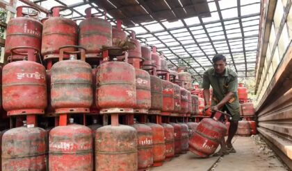 যুদ্ধের কোপে এবার ভারতীয় হেঁশেল! এলপিজি সিলিন্ডার বুকিংয়ে বড়সড় বিধিনিষেধ জারি কেন্দ্রের