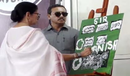 কমিশনের সাংবাদিক বৈঠকের মাঝেই মমতার পাল্টা! ক্যানভাসে তুলি চালিয়ে লিখলেন ‘ভ্যানিশ’