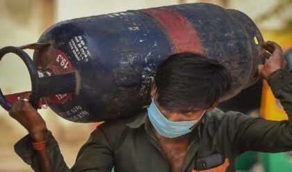 রসুইঘরে হাহাকার! শহরজুড়ে তীব্র এলপিজি (LPG) সঙ্কট, তবে কি বন্ধ হতে চলেছে আপনার প্রিয় রেস্তোরাঁ?