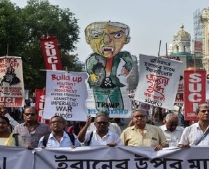 কলকাতার বুকে অগ্নিগর্ভ পরিস্থিতি! ধর্মতলায় মার্কিন আগ্রাসনের প্রতিবাদে এসইউসিআই-এর মহামিছিল