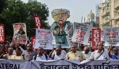 কলকাতার বুকে অগ্নিগর্ভ পরিস্থিতি! ধর্মতলায় মার্কিন আগ্রাসনের প্রতিবাদে এসইউসিআই-এর মহামিছিল