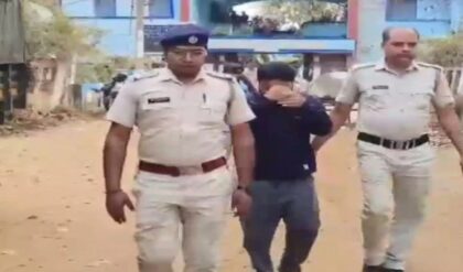 পরীক্ষা হলে অদ্ভুত কাণ্ড! গ্রুপ-সি পরীক্ষার্থীর হঠাত্ আচরণে থমকে গেল সব, তারপর যা দেখলেন পরীক্ষক…