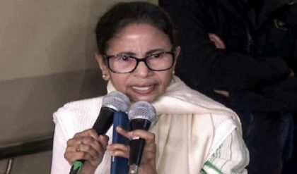 নির্বাচনী লড়াই এবার রাজপথে! ভোটার তালিকায় নাম বাদের প্রতিবাদে মেট্রো চ্যানেলে ধরনায় মমতা