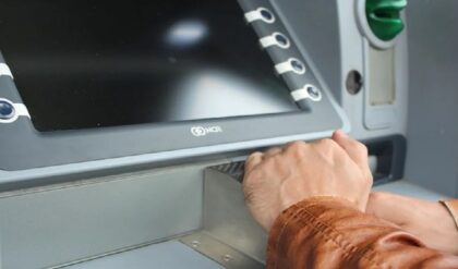 ১ এপ্রিল থেকে খালি হবে পকেট? এটিএম থেকে টাকা তোলার নিয়মে আমূল বদল, মাথায় হাত গ্রাহকদের!