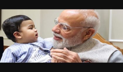 মোদীর কোলে এই ‘রয়্যাল’ খুদে কে? ভাইরাল ছবিতে তোলপাড় নেটদুনিয়া, চিনে নিন এই বিশেষ অতিথিকে! ২. প্রধানমন্ত্রী যখন দাদু! পার্লামেন্টে মোদীর কোলের এই শিশুটি আসলে কে? ফাঁস হলো আসল পরিচয়