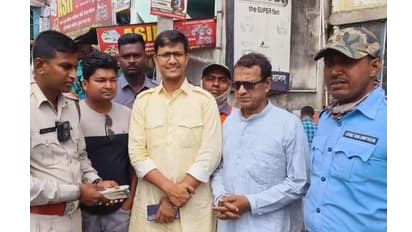 ততার অনন্য নজির! রাস্তায় কুড়িয়ে পাওয়া ১ লক্ষ টাকা মালিককে ফিরিয়ে দিলেন ট্র্যাফিক ওয়ার্ডেন